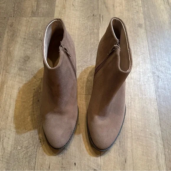 Vionic Georgia Orthaheel Studded Ankle Boots - Picture 3 of 11